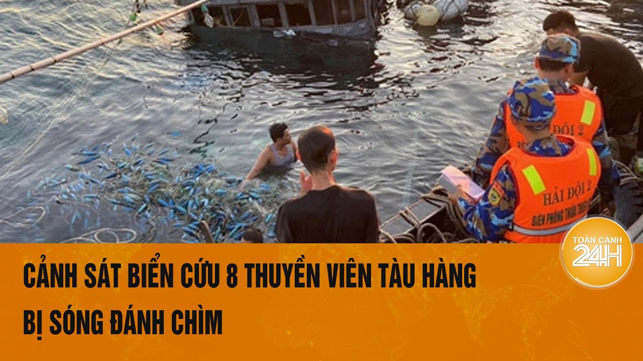 Kì tích: Cảnh sát biển cứu 8 thuyền viên tàu hàng bị sóng đánh chìm giữa lúc biển động