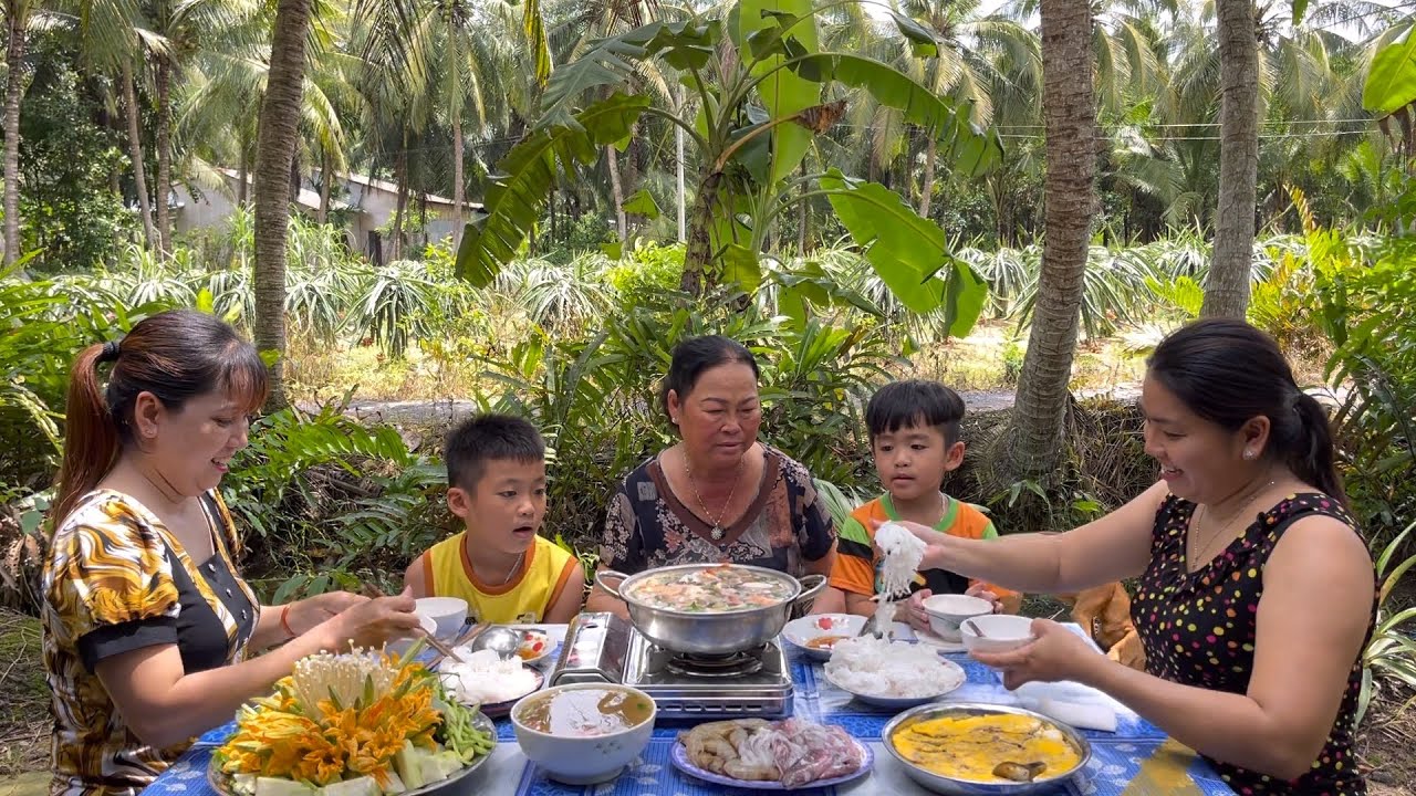 Dã Nhuyễn Cua Đồng Mua Thêm Ít Tép Mực Làm Nồi Lẩu Cua Thưởng Thức Cùng Mẹ |Atml&family T545