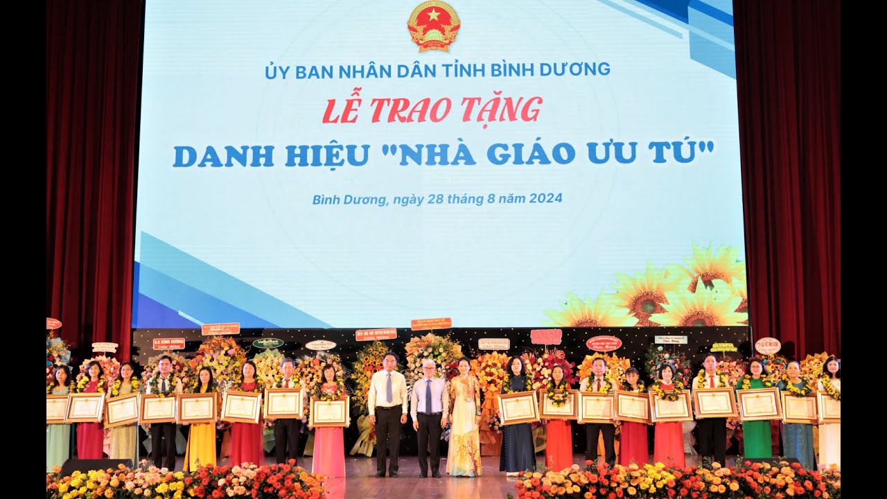 Trao danh hiệu “Nhà giáo ưu tú” và học bổng cho học sinh vượt khó, học tốt