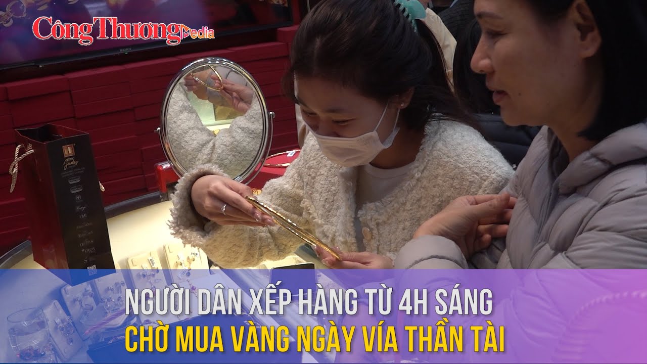 Người dân xếp hàng từ 4h sáng chờ mua vàng ngày vía Thần tài