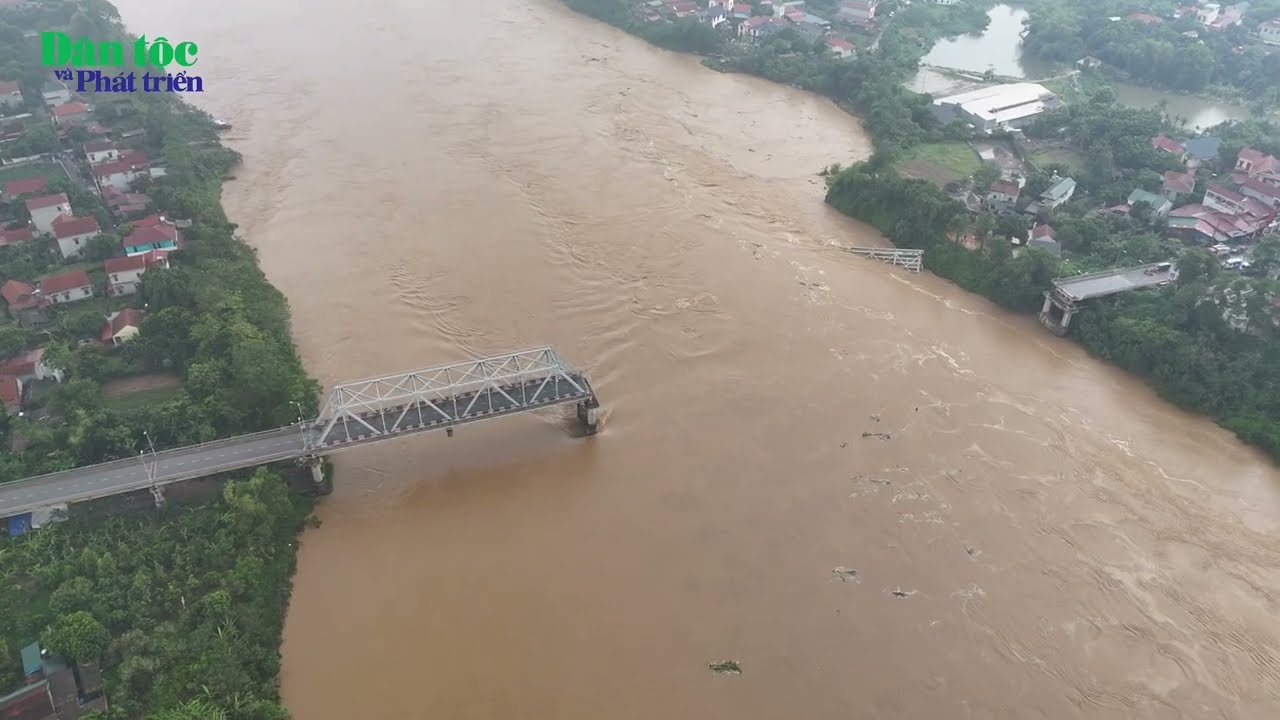 Cận cảnh hiện trường sập cầu Phong Châu tỉnh Phú Thọ