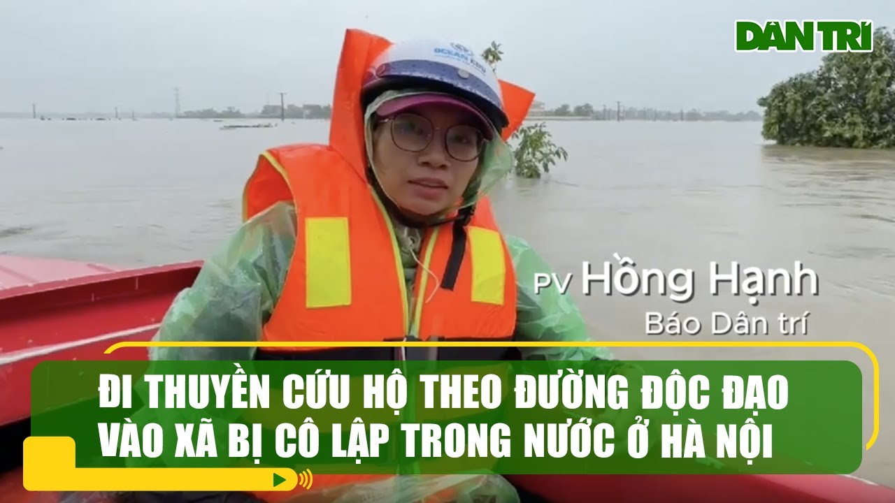 Đi thuyền cứu hộ theo đường độc đạo vào xã bị cô lập trong nước ở Hà Nội