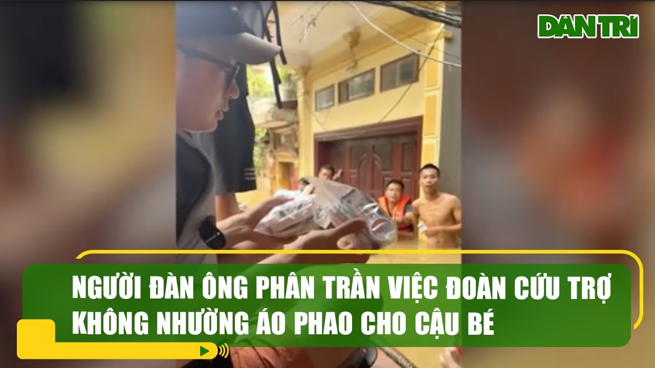 Người đàn ông phần trần việc đoàn cứu trợ không nhường áo phao cho cậu bé