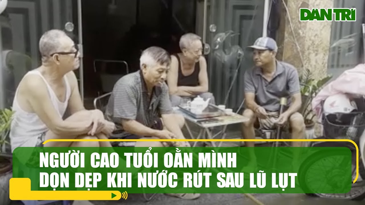 Người cao tuổi oằn mình dọn dẹp khi nước rút sau lũ lụt