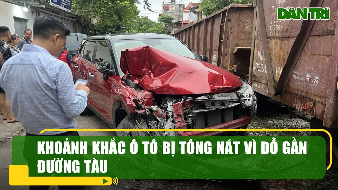 Khoảnh khắc ô tô bị tông nát vì đỗ gần đường tàu