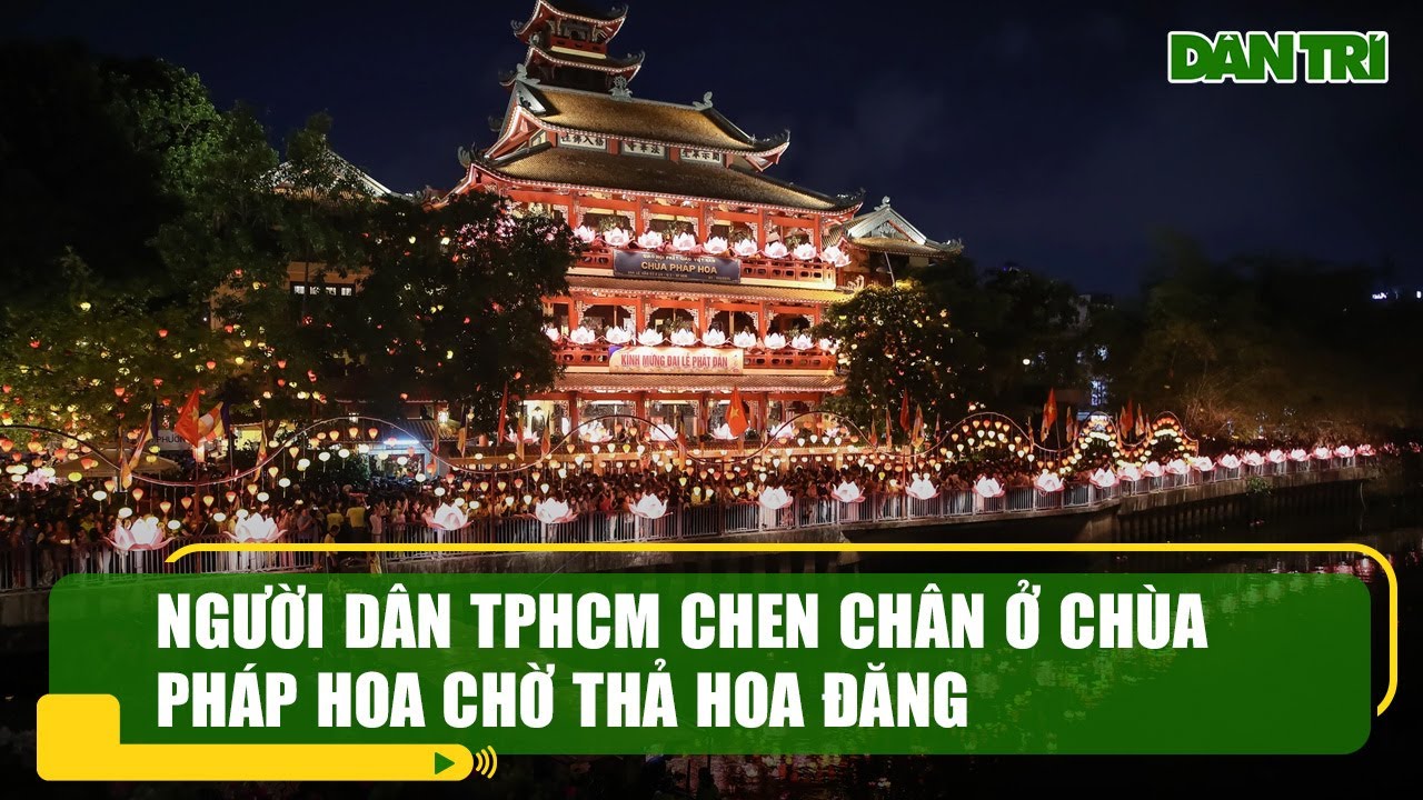 Người dân TPHCM chen chân ở chùa Pháp Hoa chờ thả hoa đăng