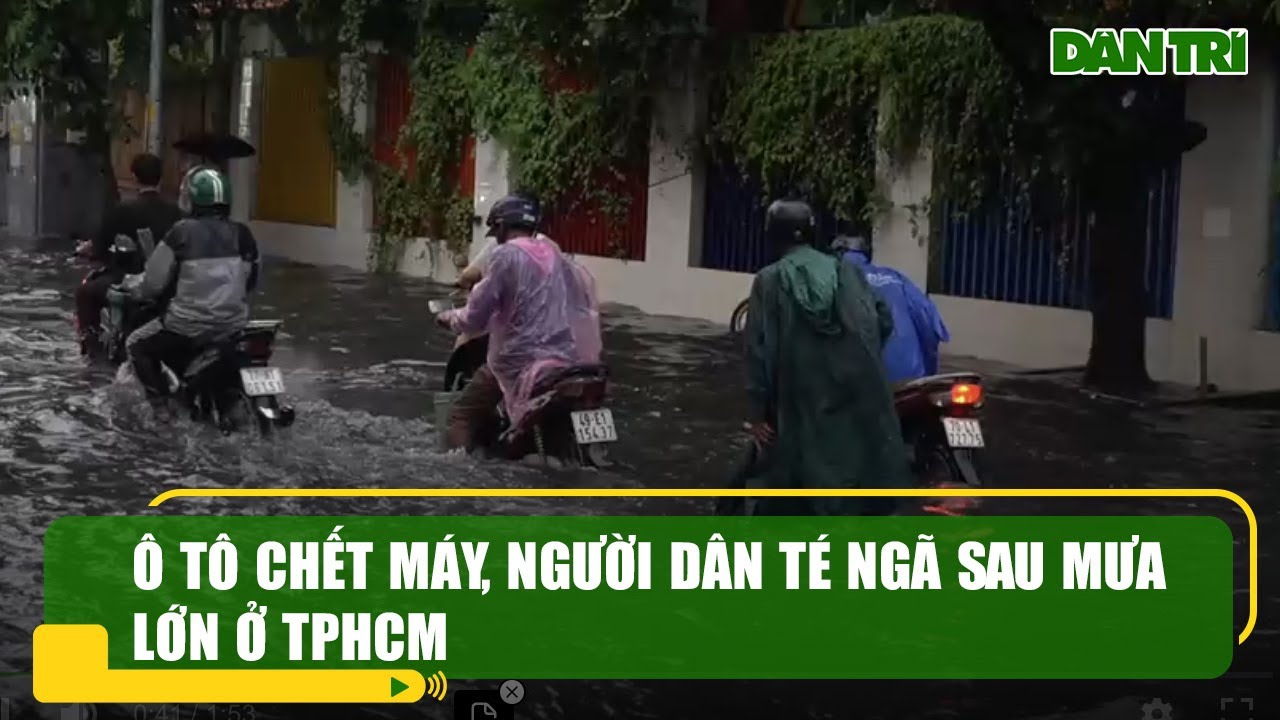 Ô tô chết máy, người dân té ngã sau mưa lớn ở TPHCM