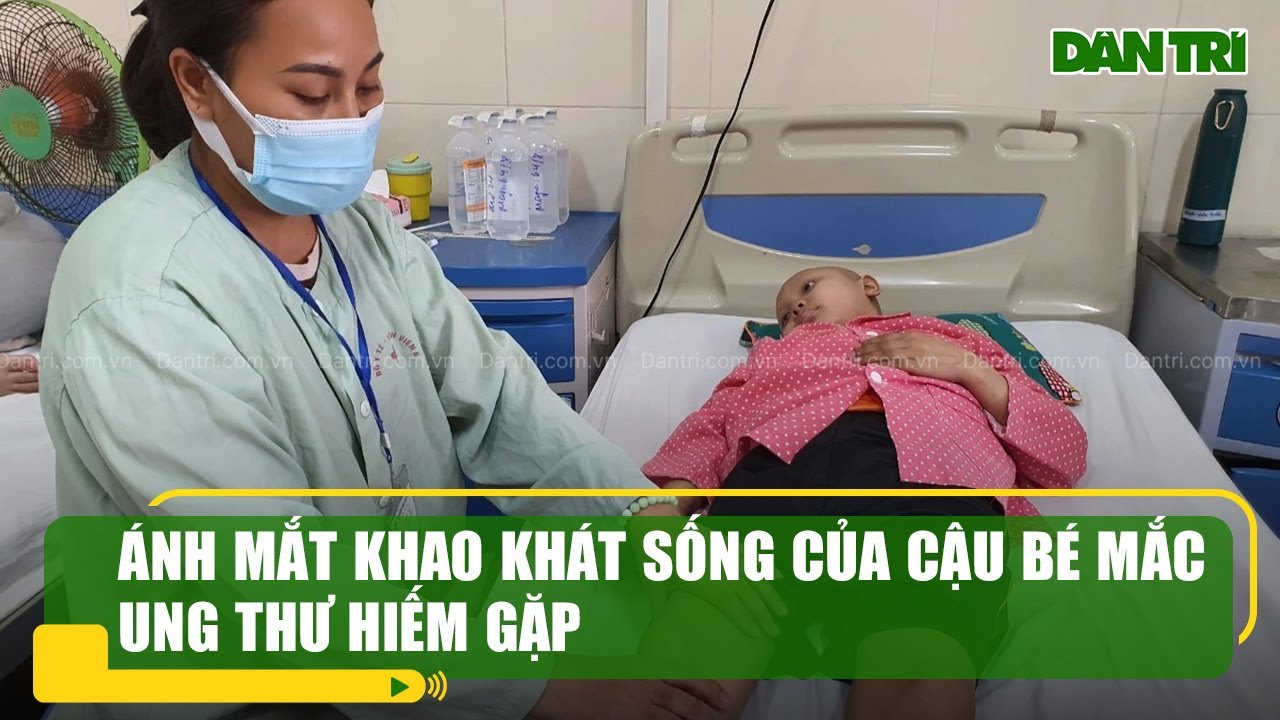 Ánh mắt khao khát sống của cậu bé mắc ung thư hiếm gặp