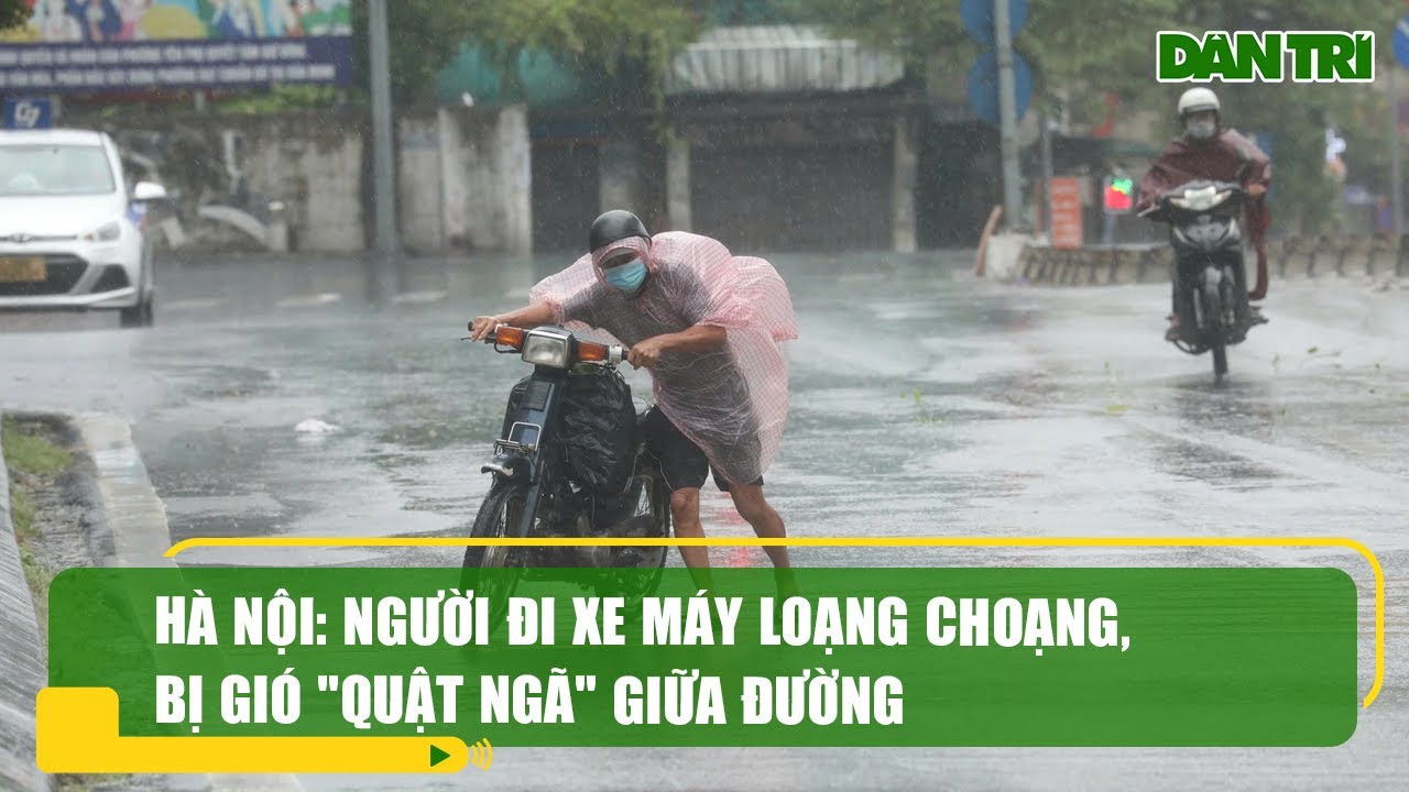 Hà Nội: Người đi xe máy loạng choạng, bị gió "quật ngã" giữa đường