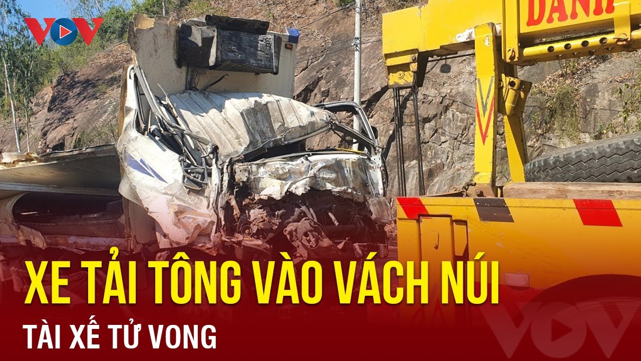 Xe tải tông vào vách núi, tài xế tử vong | Báo Điện tử VOV