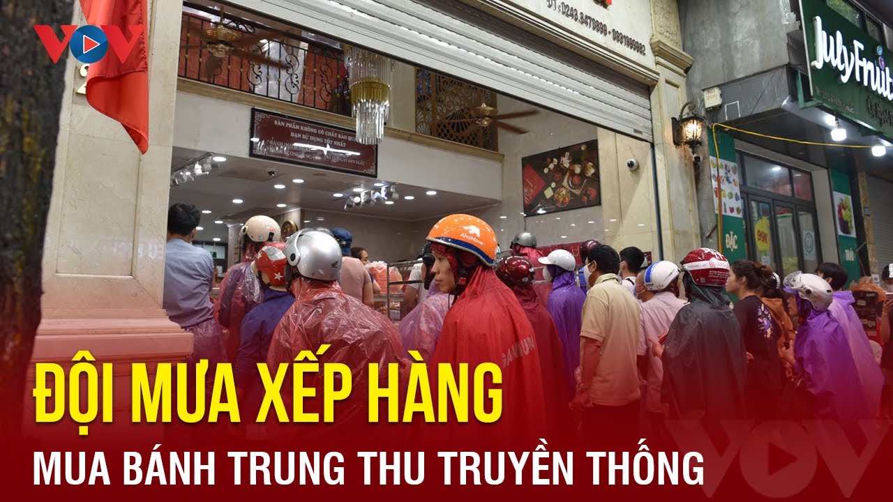 Người Hà Nội đội mưa xếp hàng mua bánh Trung thu truyền thống | Báo Điện tử VOV