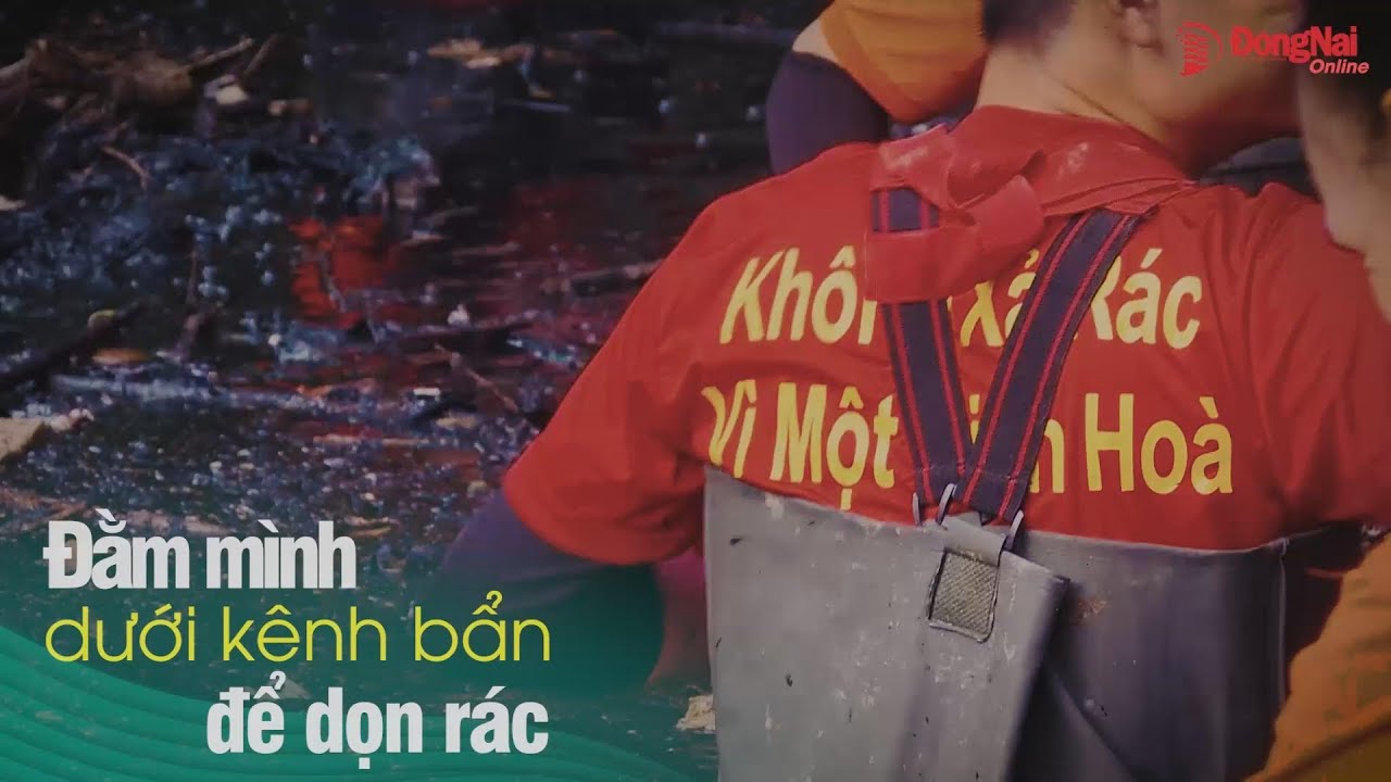 Đằm mình dưới kênh bẩn để dọn rác