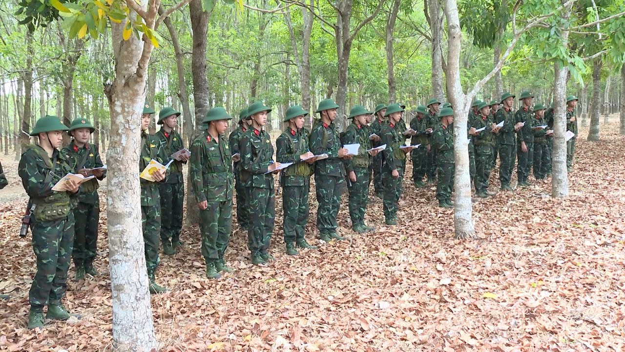 Dưới nắng gắt huấn luyện chiến sĩ mới ở Trung đoàn Đồng Nai