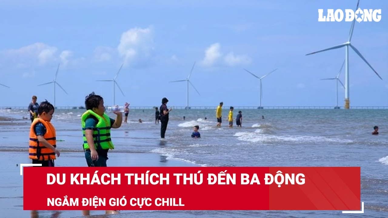 Du khách thích thú đến Ba Động tắm biển, ngắm điện gió cực chill | Báo Lao Động