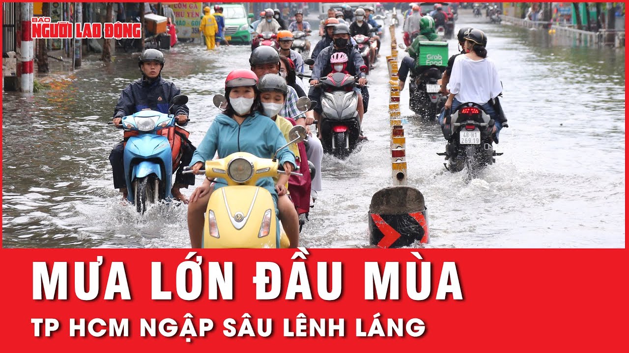 Mưa lớn kèm sấm sét bất ngờ đổ bộ TP HCM, người và xe té ngã trong nước ngập | Tin tức