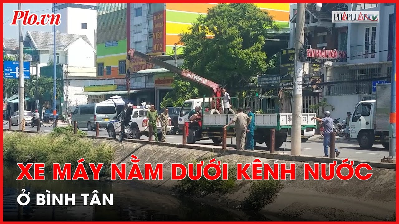 Phát hiện xe máy nằm dưới kênh nước ở Bình Tân - PLO