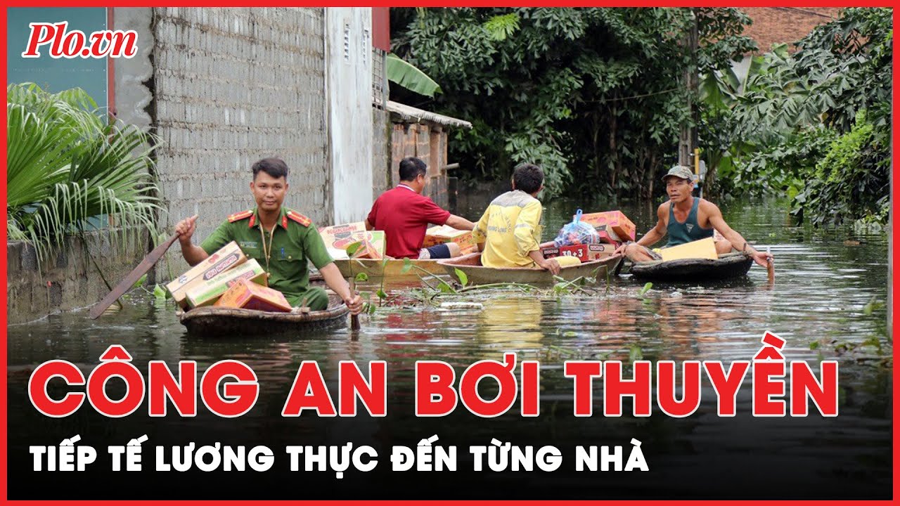 Công an bơi thuyền đến từng nhà, tiếp tế lương thực cho các hộ dân vùng ‘rốn lũ’ | Thời sự