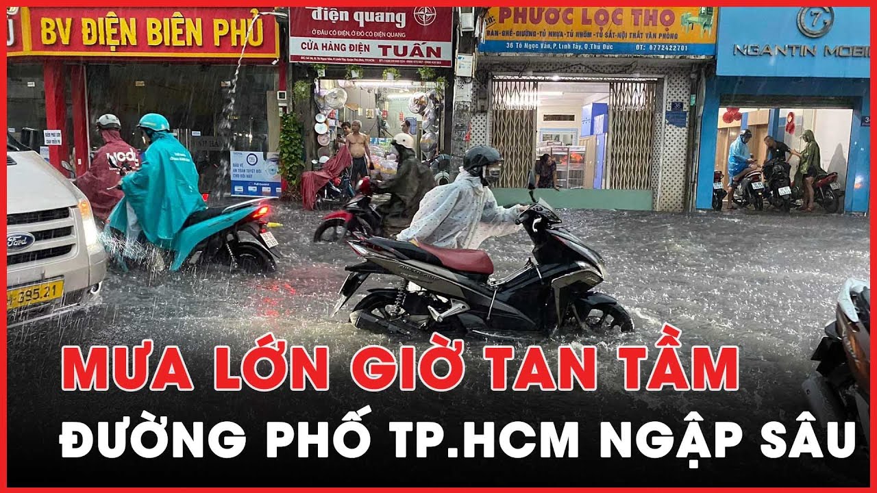 Mưa lớn vào giờ tan tầm, đường phố TP.HCM nhiều nơi ngập sâu - PLO