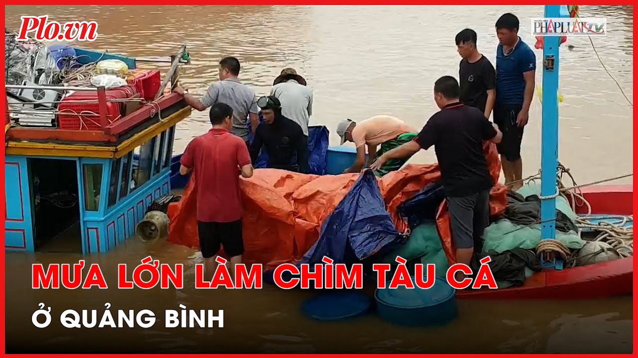 Mưa lớn ở Quảng Bình làm chìm tàu cá - PLO