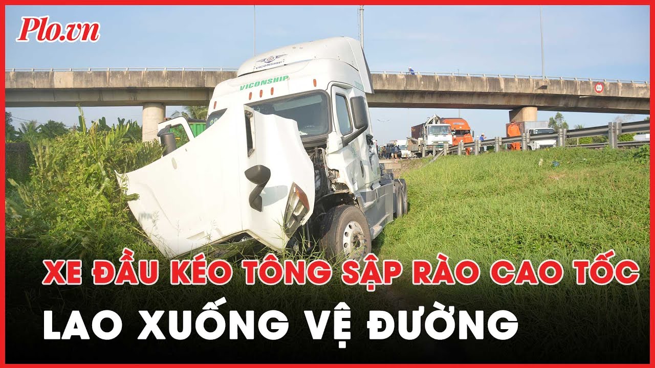 Xe đầu kéo nổ lốp tông sập hàng rào cao tốc rồi lao xuống vệ đường - PLO