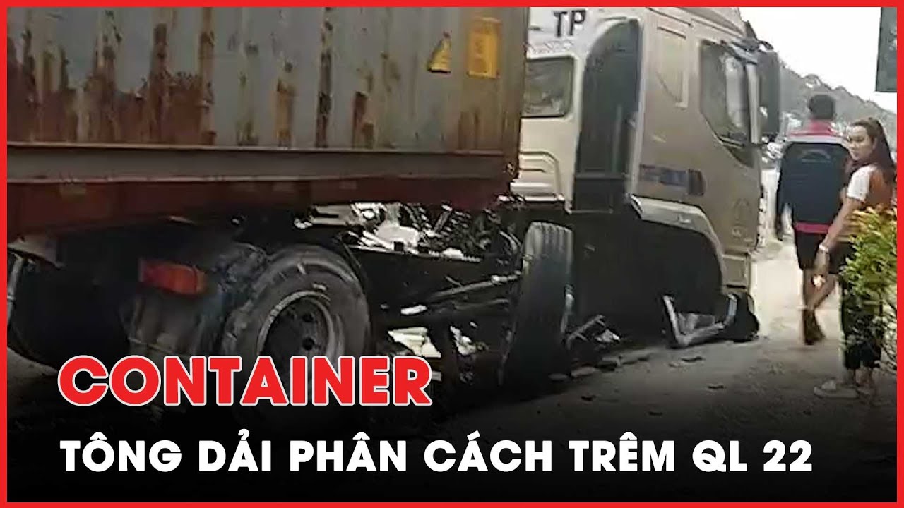 Container tông dải phân cách, bê tông văng trúng 2 xe máy - PLO