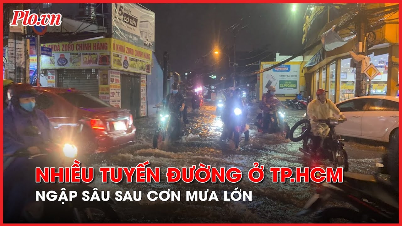 Nhiều tuyến đường ở TP.HCM ngập sâu sau cơn mưa rất lớn - PLO