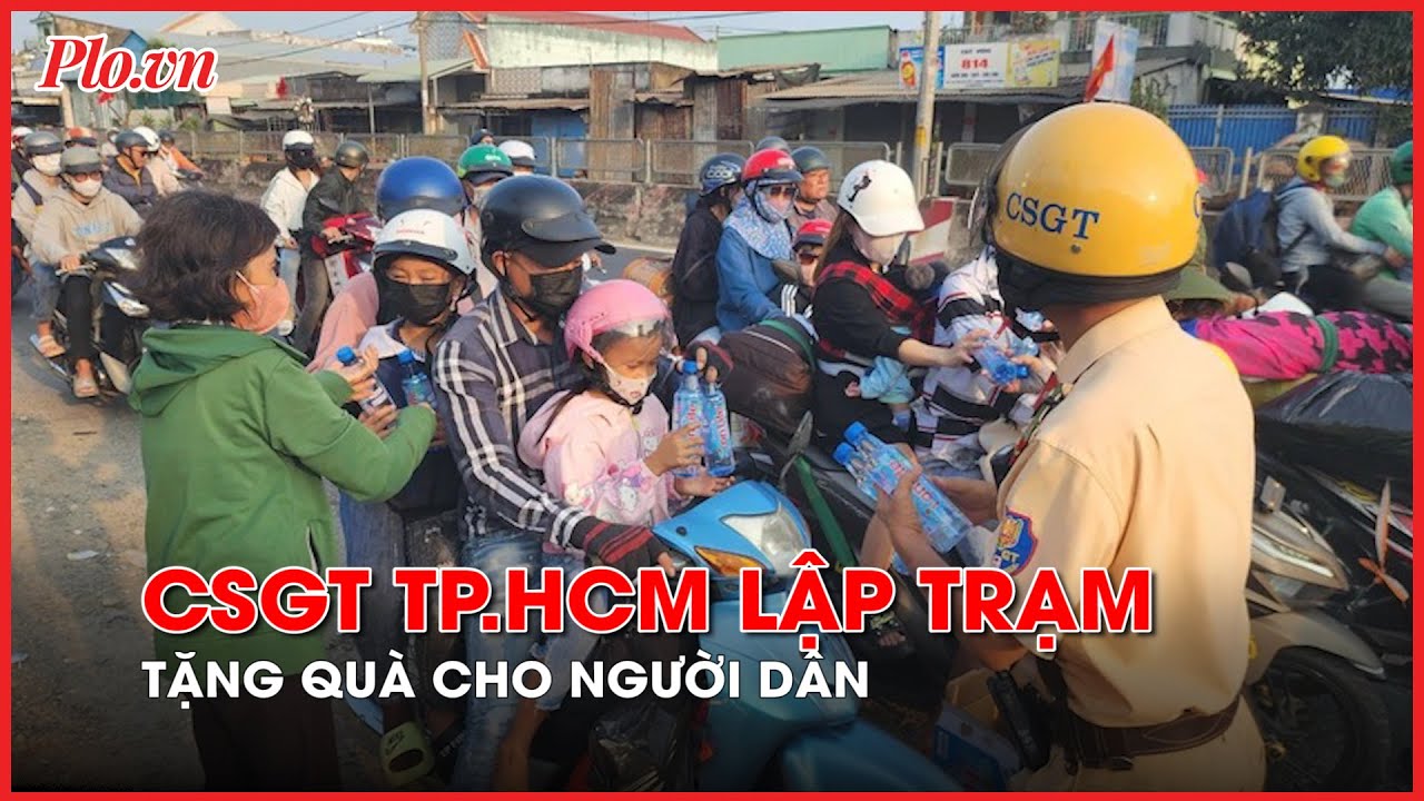 CSGT TP.HCM tặng quà cho người dân về quê đón Tết- PLO