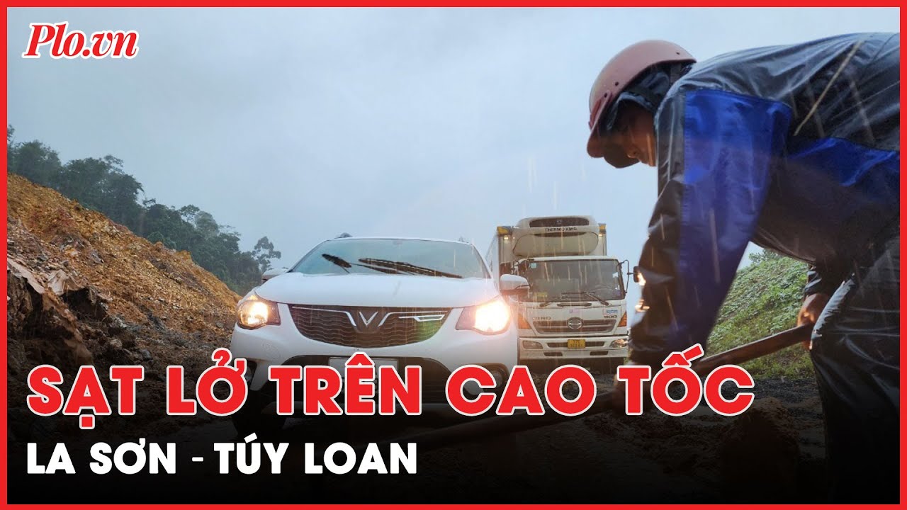 Công nhân phải cào đất cho xe đi qua cao tốc La Sơn - Túy Loan - PLO