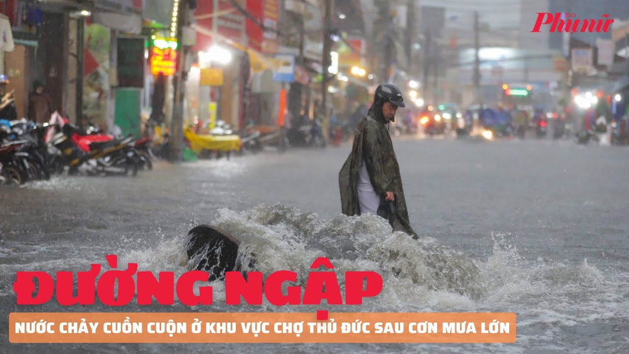 Nước chảy cuồn cuộn ở khu vực chợ Thủ Đức sau cơn mưa lớn | Báo Phụ Nữ