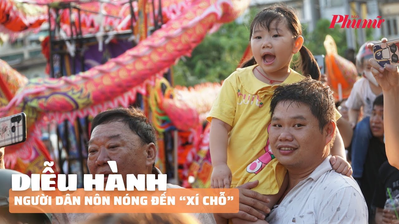 Người dân nôn nóng đến “xí chỗ” xem diễu hành Tết Nguyên Tiêu | Báo Phụ Nữ