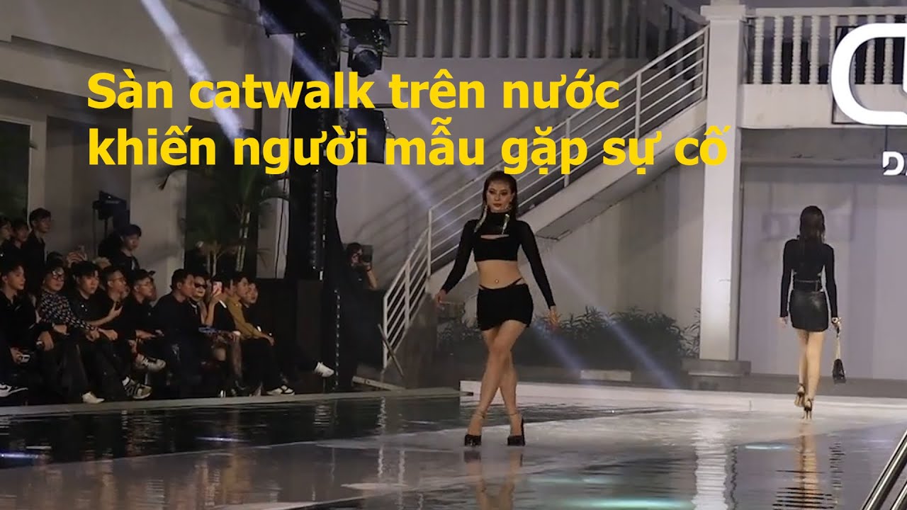 Sàn catwalk trên nước khiến người mẫu gặp sự cố | Báo Phụ Nữ