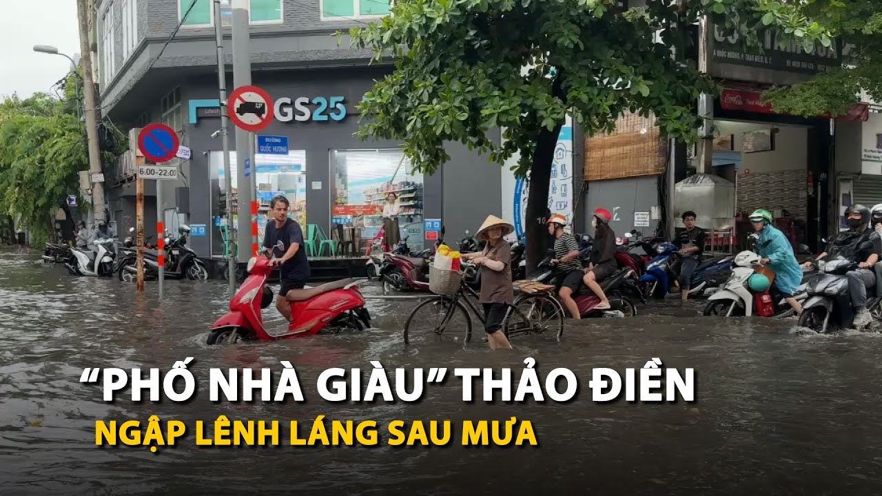 Người dân "phố nhà giàu" Thảo Điền bì bõm lội nước sau cơn mưa chiều