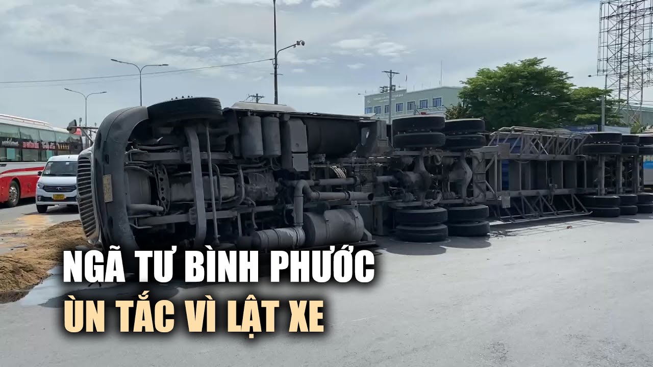 Ngã tư Bình Phước ùn tắc nặng nề vì tai nạn lật xe container