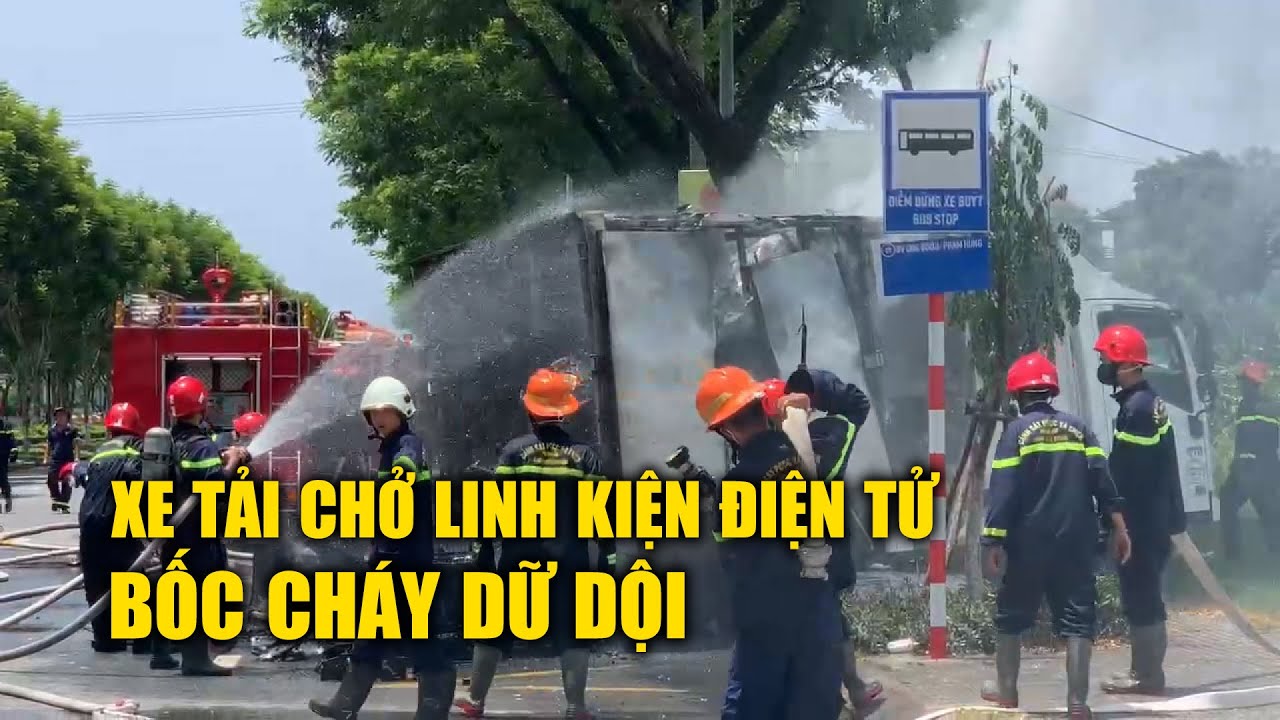 Đà Nẵng: Xe tải chở linh kiện điện tử bốc cháy, người đi đường hoảng loạn