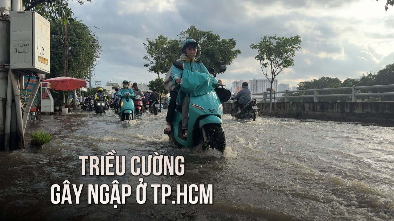 Triều cường gây ngập ở TP.HCM: Chủ quán ven đường thở dài vì ế ẩm