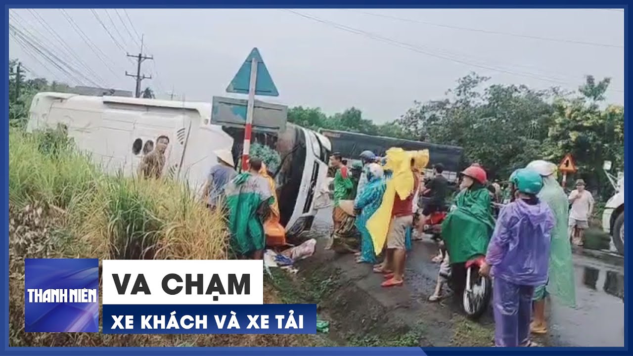 Xe khách và xe tải va chạm, hai người bị thương nặng