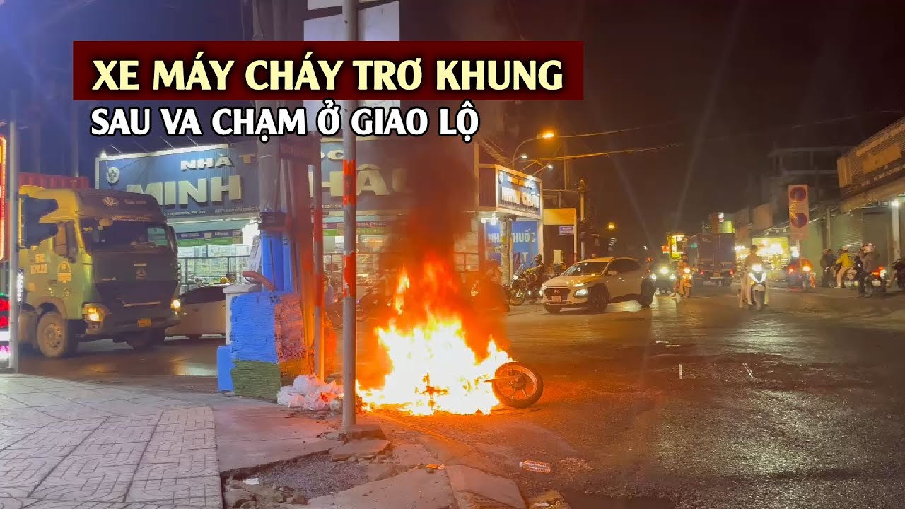 Xe máy cháy trơ khung sau va chạm với xe tải ở giao lộ đông đúc