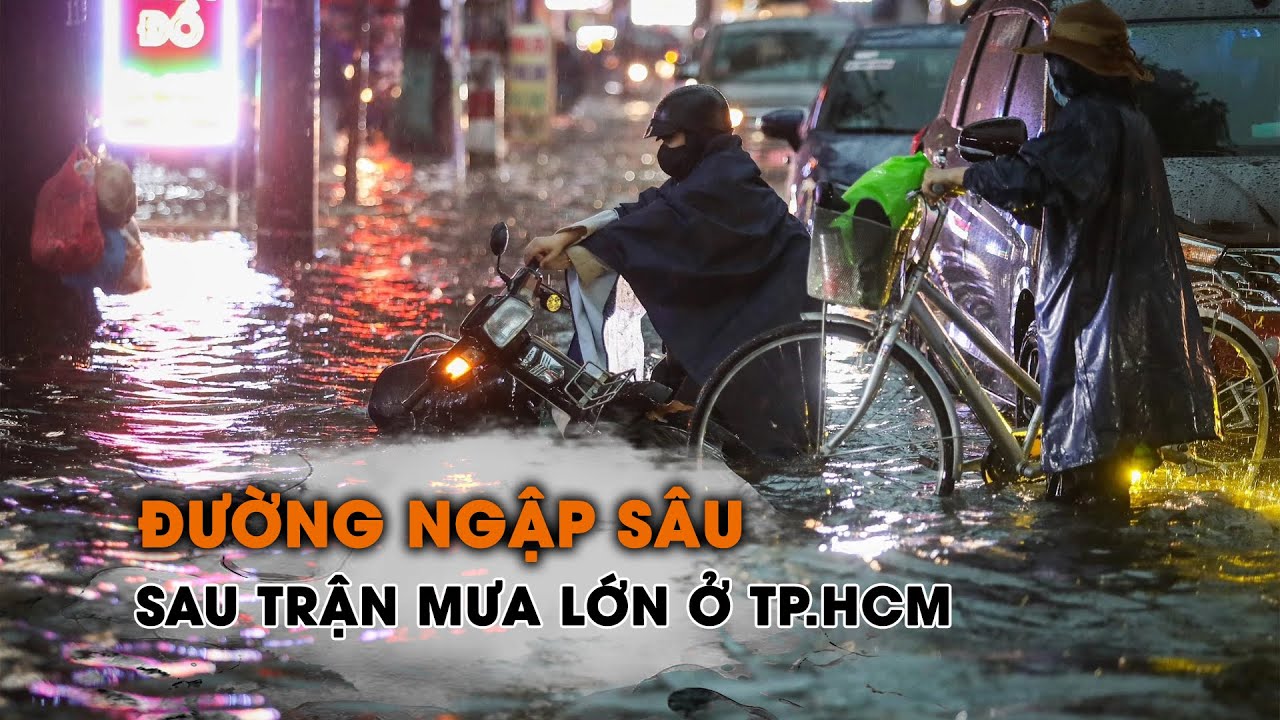 Đường ngập sâu sau trận mưa lớn ở TP.HCM, người dân chật vật về nhà