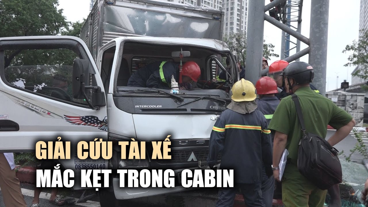 Cận cảnh giải cứu tài xế mắc kẹt trong cabin xe sau tai nạn