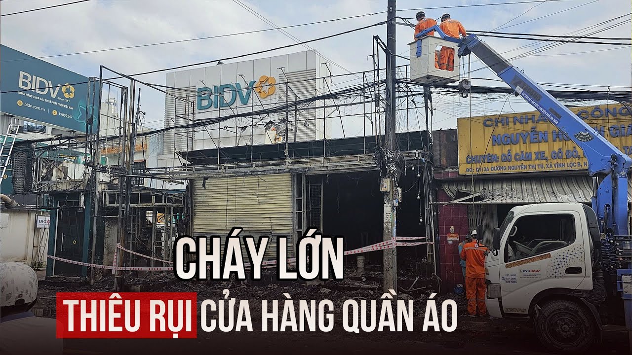 TP.HCM: Cháy lớn lúc sáng sớm, thiêu rụi cửa hàng bán quần áo, trụ ATM