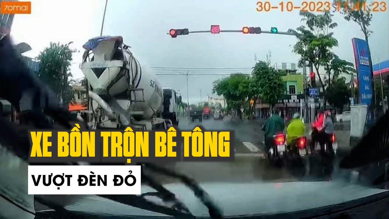 Thót tim cảnh xe bồn trộn bê tông vượt đèn đỏ