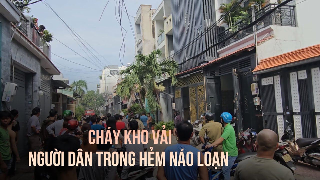 TP.HCM: Cháy kho vải người dân trong hẻm náo loạn di dời tài sản