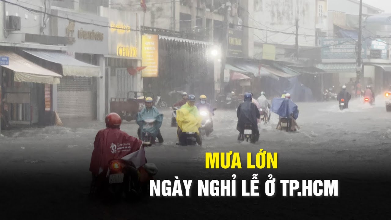 Mưa lớn ngày nghỉ lễ ở TP.HCM, người dân dắt xe lội nước về giờ tan tầm