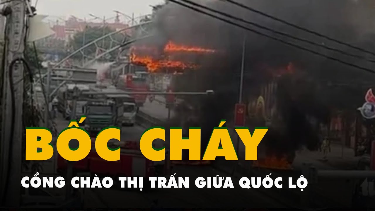 Cổng chào thị trấn giữa quốc lộ cháy ngùn ngụt