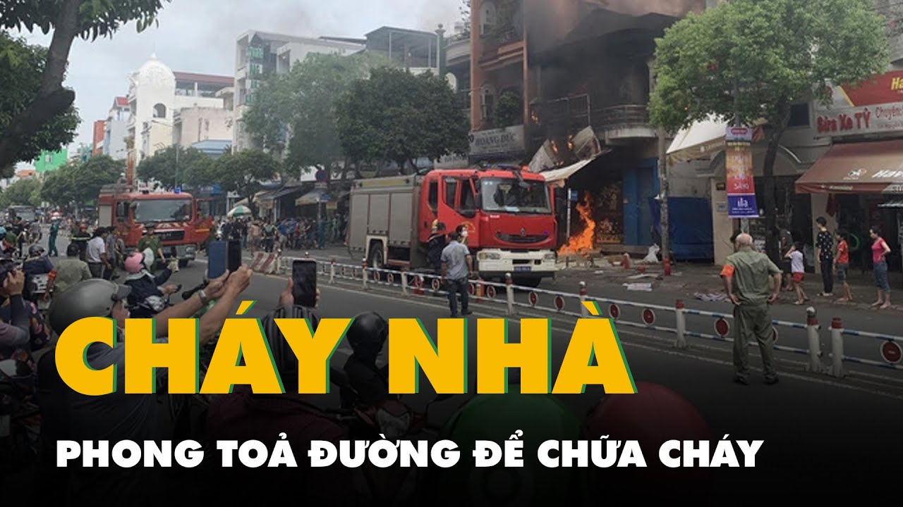 Cháy nhà ở quận Tân Phú, cảnh sát phong tỏa một đoạn đường để dập lửa