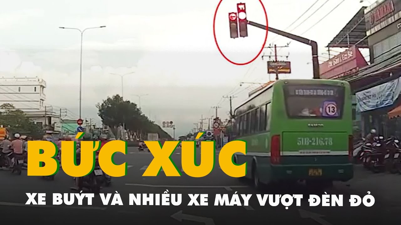 Xuất hiện clip xe buýt và nhiều xe máy vượt đèn đỏ tại giao lộ đông đúc xe ở Hóc Môn