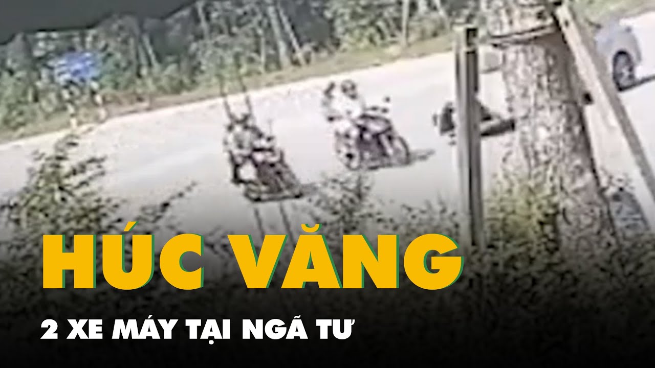 Camera ghi cảnh ô tô húc văng 2 xe máy tại ngã tư, 5 người bị thương