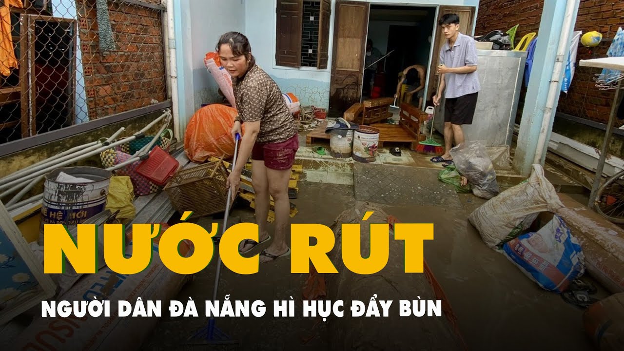 Người dân Đà Nẵng hì hục đẩy bùn sau nước rút