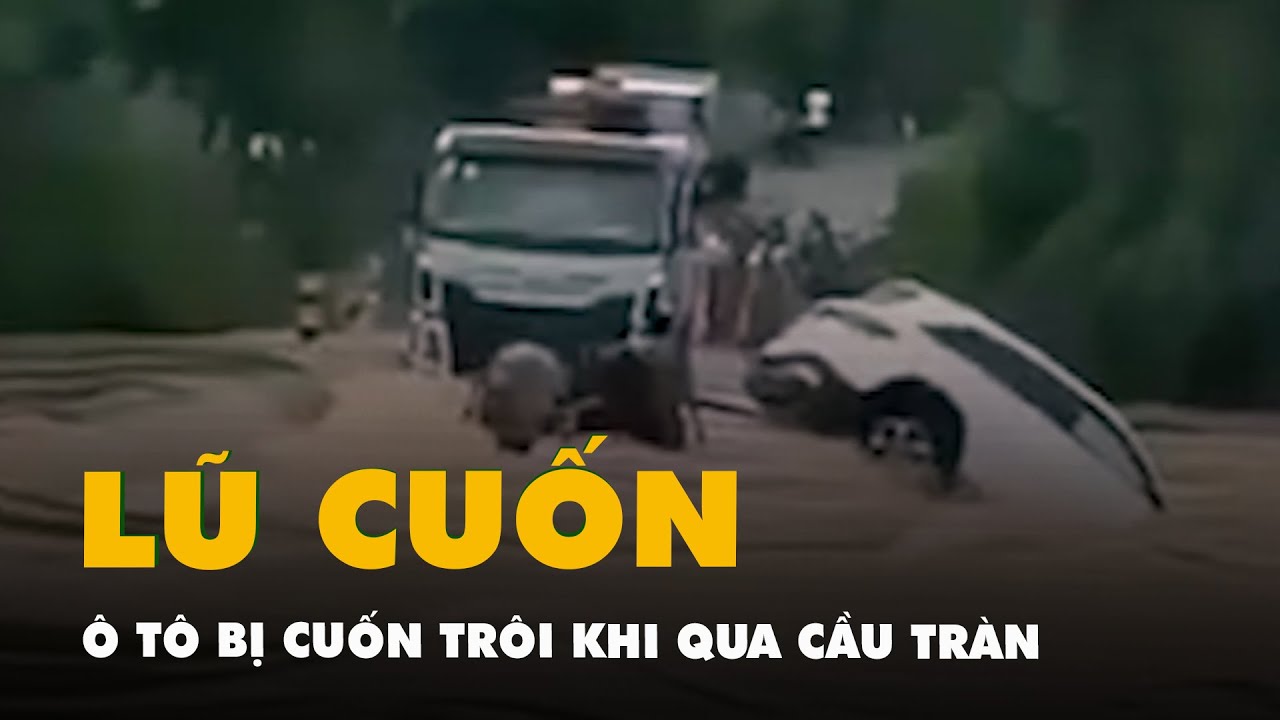 Ô tô bị lũ cuốn trôi khi qua cầu tràn ở Khánh Hòa