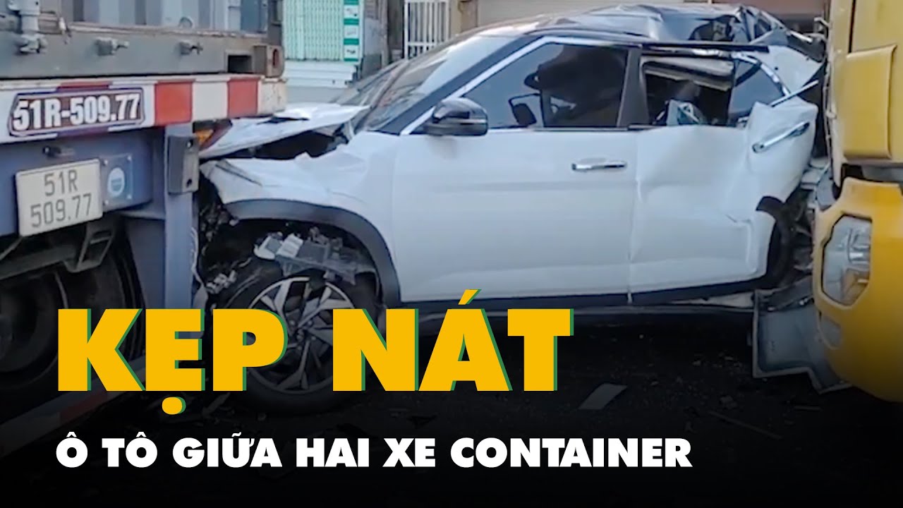 Ô tô bị kẹp nát giữa hai xe container